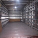 Baú do caminhão da Facilita Transporte limpo e pronto para carregamento